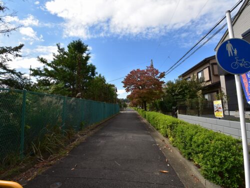 遊歩道に面した、金井が丘の落ち着いた街並み。シンプルモダンのデザイナーズ住宅。価格改定！東南角地の新築6,180万円（税込）