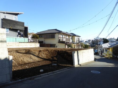 玉川学園前駅徒歩9分。小学校徒歩2分。緩やかな南傾斜地に位置する45坪超のきれいな宅地。4,180万円